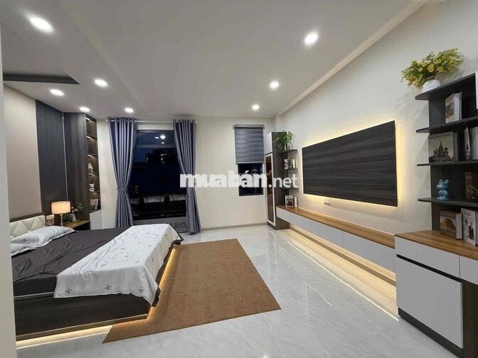 Nhà Phố mặt tiền Hoàng Quốc Việt,4PN,5WC