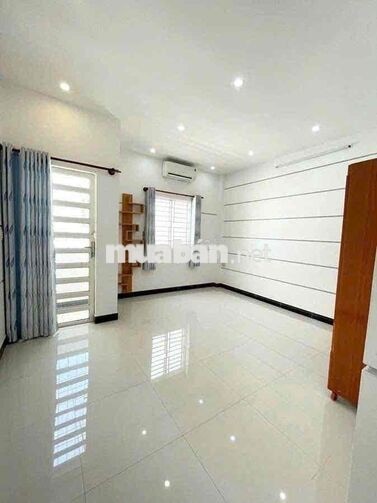 Nhà trệt lầu 3 phòng 3 máy lạnh KDC Hồng Phát