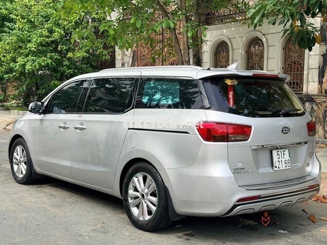 Kia Sedona 2016 bản full 7 chỗ màu bạc