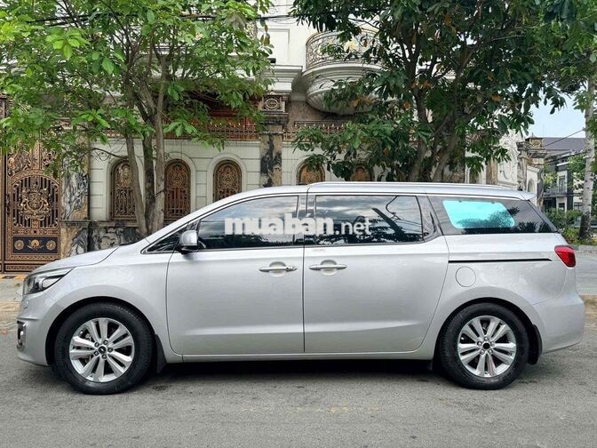 Kia Sedona 2016 bản full 7 chỗ màu bạc