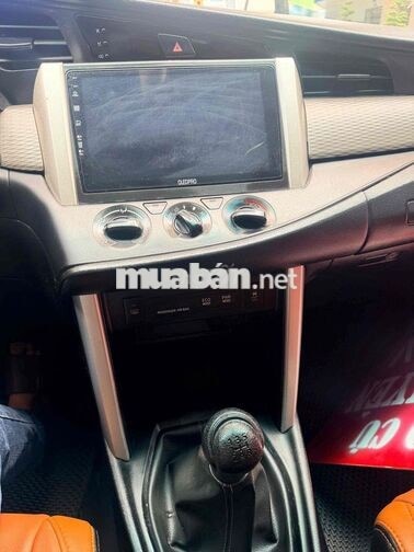 Toyota Innova 2.0E 7 chỗ Bạc Số sàn