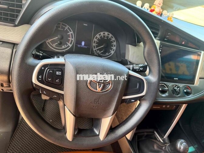 Toyota Innova 2.0E 7 chỗ Bạc Số sàn