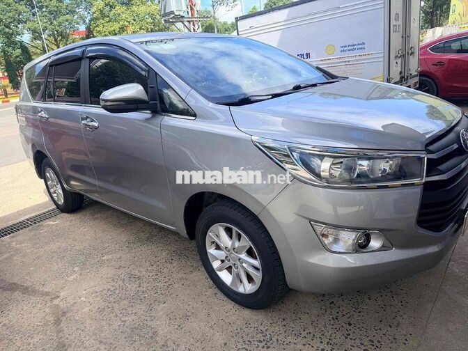 Toyota Innova 2.0E 7 chỗ Bạc Số sàn