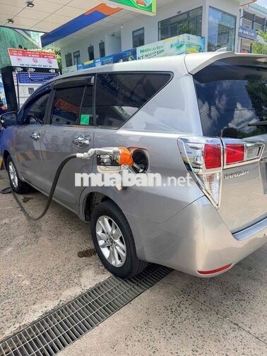 Toyota Innova 2.0E 7 chỗ Bạc Số sàn