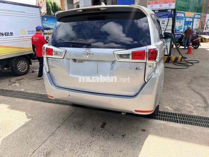 Toyota Innova 2.0E 7 chỗ Bạc Số sàn