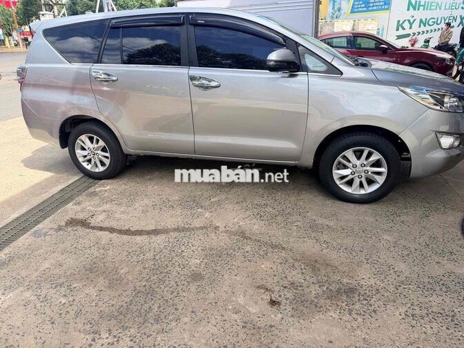 Toyota Innova 2.0E 7 chỗ Bạc Số sàn