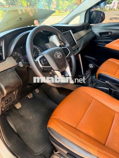 Toyota Innova 2.0E 7 chỗ Bạc Số sàn