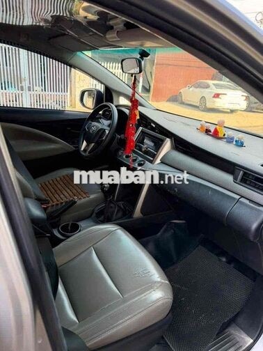 TOYOTA INNOVA 2018 2.0E BẠC