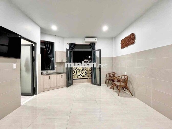 Trống 1 Phòng Bancol, Chủ Tính Điện, Nước - Ngay Mã Lò, Lê Văn Quoiws