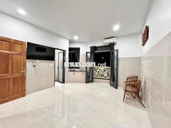 Trống 1 Phòng Bancol, Chủ Tính Điện, Nước - Ngay Mã Lò, Lê Văn Quoiws