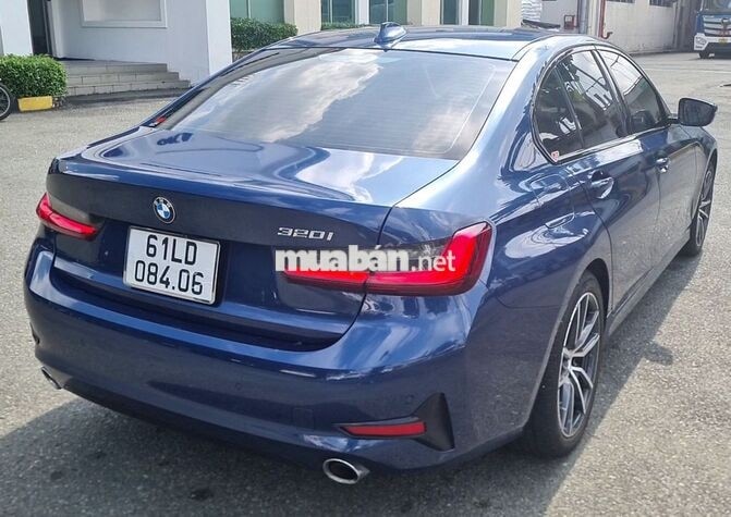 BMW 320i 5 chỗ Tự động Xanh