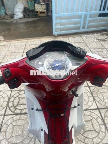Honda Wave 125i màu Trắng đỏ