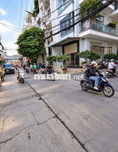 Tòa nhà Góc 2 mặt tiền 4 lầu, có thang máy