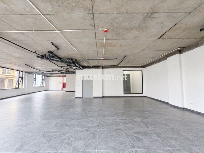 Cho thuê mặt bằng 200m2 tầng 2 Xuân La, hầm xe, giá 30 triệu/tháng