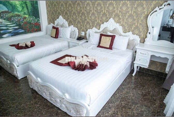 Cho thuê khách sạn 33 phòng ngay Khu Hòa Bình view Hồ Xuân Hương 