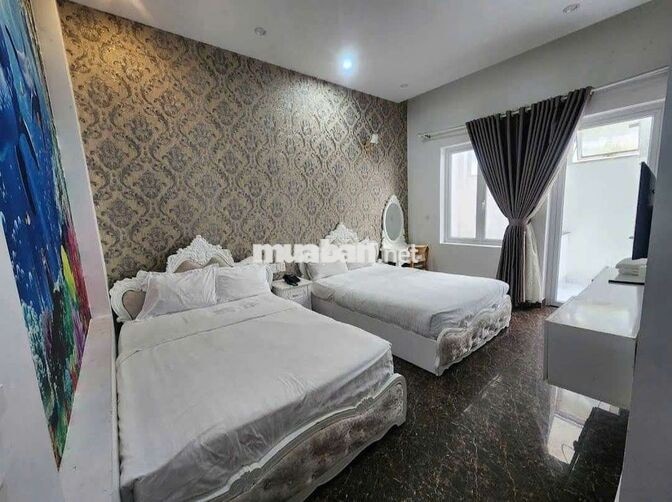 Cho thuê khách sạn 33 phòng ngay Khu Hòa Bình view Hồ Xuân Hương 