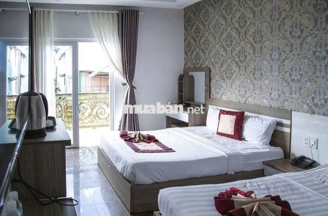 Cho thuê khách sạn 33 phòng ngay Khu Hòa Bình view Hồ Xuân Hương 