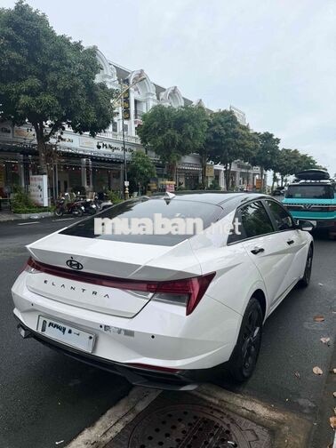 HYUNDAI ELANTRA 1.6 AT ĐẶC BIỆT 27.000KM TRẮNG