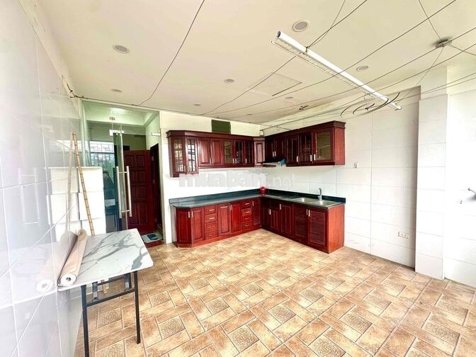 Full điều hoà, máy giặt, bếp, điện nhà nước, vskk, view phố.
