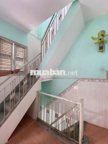 cho thuê nhà 3 tầng , dt 10m2 , 2pn , Hoàng Diệu Q4.