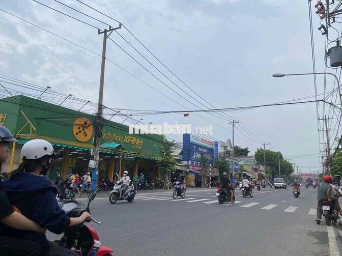 Bán đất tặng nhà cấp 4 kinh doanh tốt