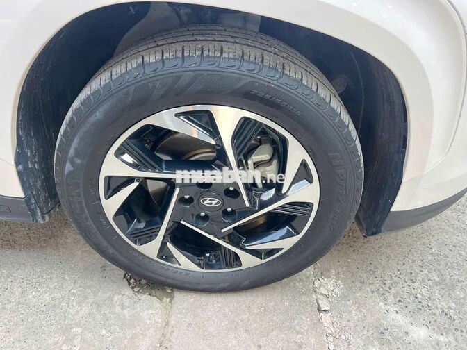 Hyundai Custin 2024 Cao Cấp 2.0T,màu trắng,4v2km