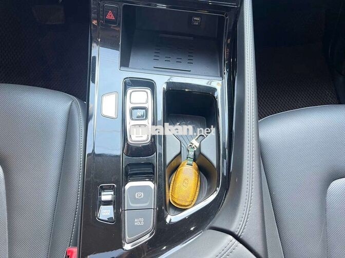 Hyundai Custin 2024 Cao Cấp 2.0T,màu trắng,4v2km