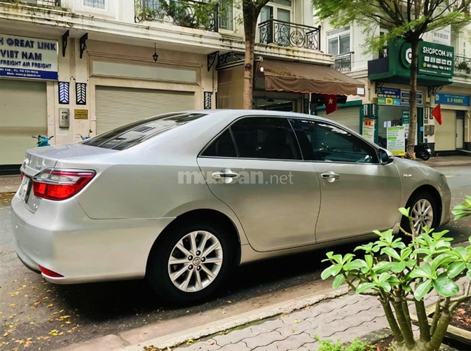 Gia đình bán xe Toyota Camry bản 2.0E đời 2016