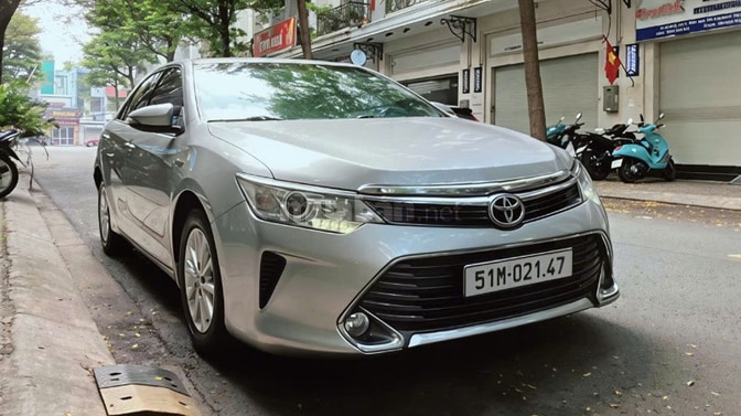 Gia đình bán xe Toyota Camry bản 2.0E đời 2016