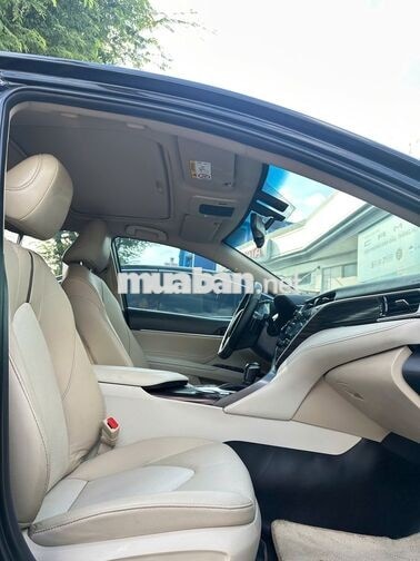 Toyota Camry 2020 2.5Q, giá thương lượng