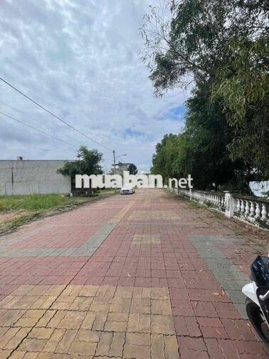 NGỘP BANK BÁN GẤP LÔ ĐẤT CÁT TƯỜNG PHÚ SINH 8x20 VIEW BỜ HỒ GIÁ 1,9tỷ
