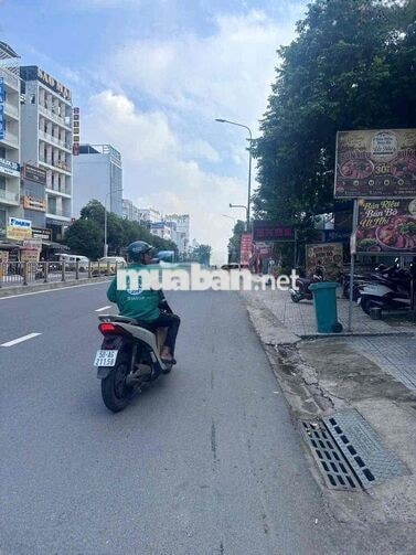1 trệt 1 lầu, 5 pn. Gần 1000m sàn rộng 7.1m, nở hậu 9.8m, sâu 60m.  Vị