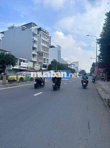 1 trệt 1 lầu, 5 pn. Gần 1000m sàn rộng 7.1m, nở hậu 9.8m, sâu 60m.  Vị