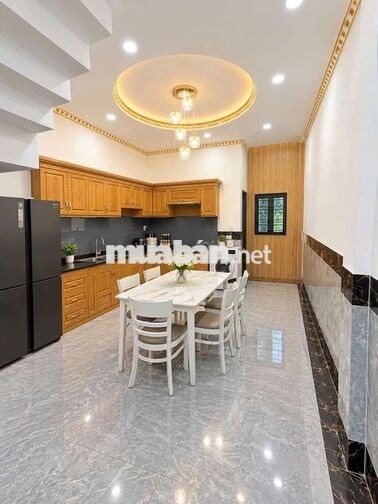 nhà mới như hình 5pn .ôtô đậu trước nhà, trong nhà đều dc.gần chợ 