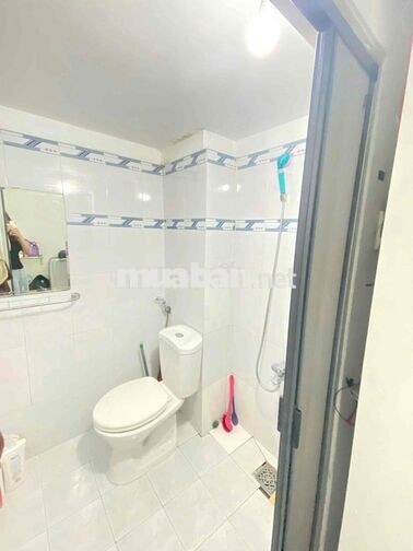 Mình cần pass lại ktx 2 box wc riêng