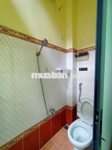 Mình còn trống sẵn 1 phòng gần emart có máy lạnh