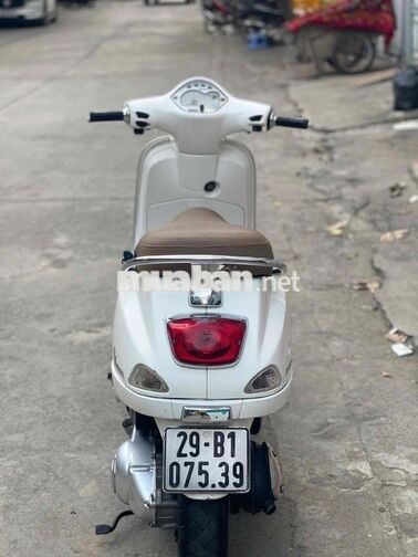 Piaggio Vespa LX 125 màu trắng xe đẹp