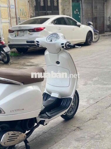 Piaggio Vespa LX 125 màu trắng xe đẹp