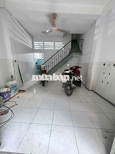 nha thuê 686/70/2 cách mạng tháng 8 4 tầng 3pn 3wc giá 11 triêu