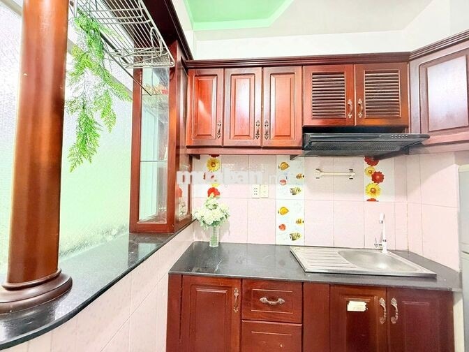 Phòng tách bếp ngay hẻm 3 Thành Thái - Tầng 1 Free xe - Siêu Hiếm