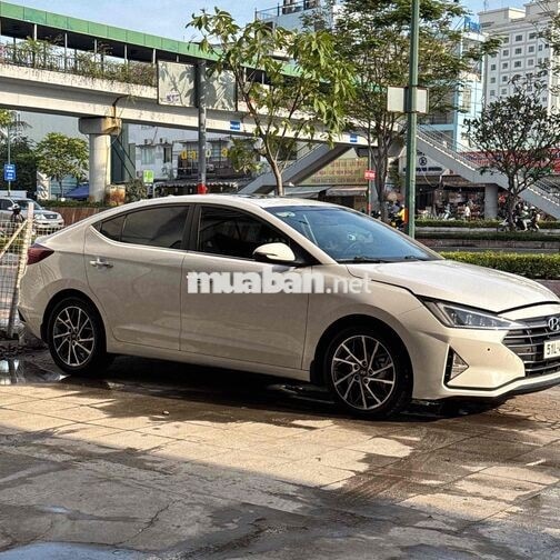 Hyundai Elantra 5 chỗ tự động trắng