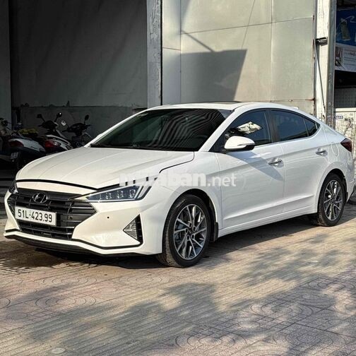 Hyundai Elantra 5 chỗ tự động trắng
