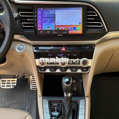 Hyundai Elantra 5 chỗ tự động trắng