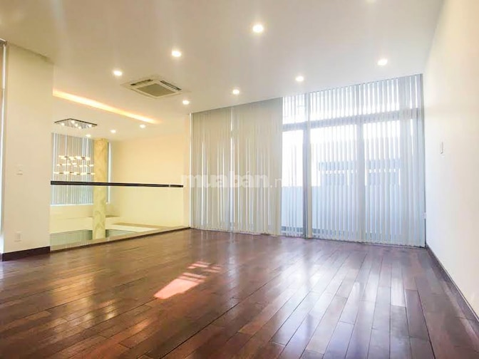 Bán biệt thự Riviera Cove 498m2, sân vườn rộng, 3 tầng, nội thất