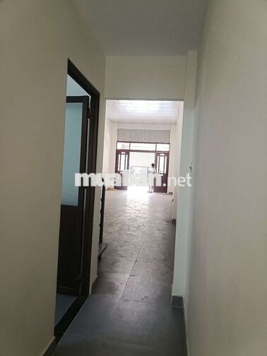  cho thuê cấp 4  trống suốt có gác lửng 