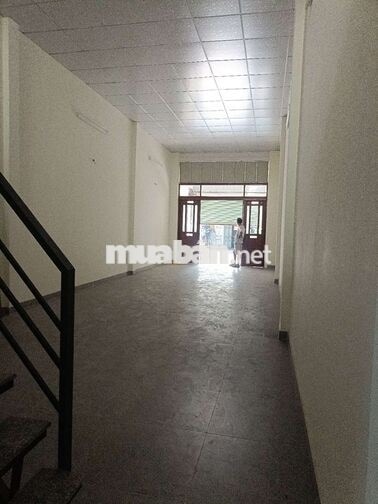  cho thuê cấp 4  trống suốt có gác lửng 