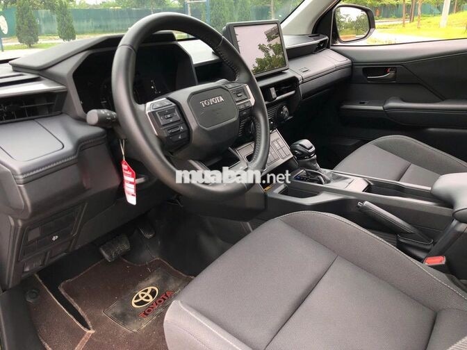 Toyota Hilux 2.8 Pro 2025 đăng ký 2026