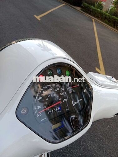Piaggio Vespa GTS 125 2015 màu trắng