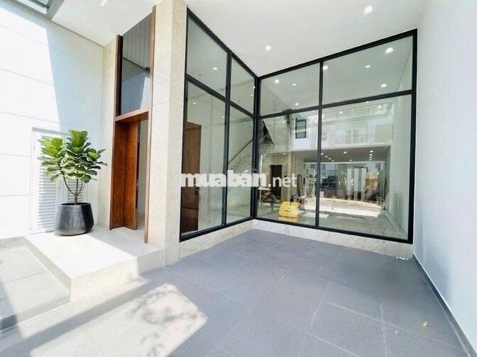 NHÀ ĐẸP NGAY VẠN HẠNH MALL - 702C Sư Vạn Hạnh, P.12, Q.10, thang máy