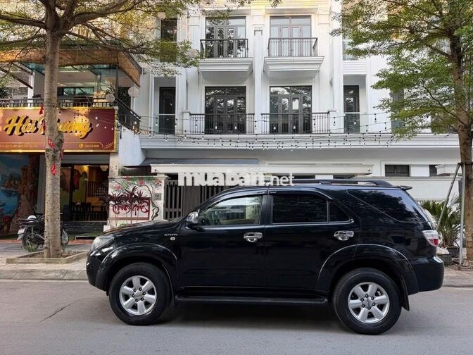 Toyota Fortuner 2011 2 cầu 11 vạn km Đen